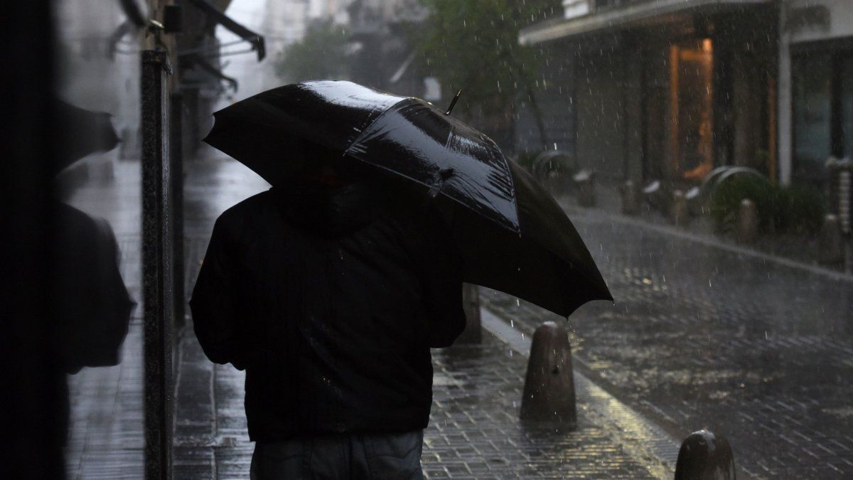 Alerta amarilla en Rosario: tormentas, lluvias y ráfagas de 60 km/h el martes
