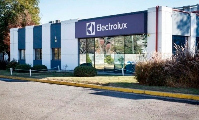 Electrolux cierra su planta en Rosario: importará productos y prevé 100 despidos