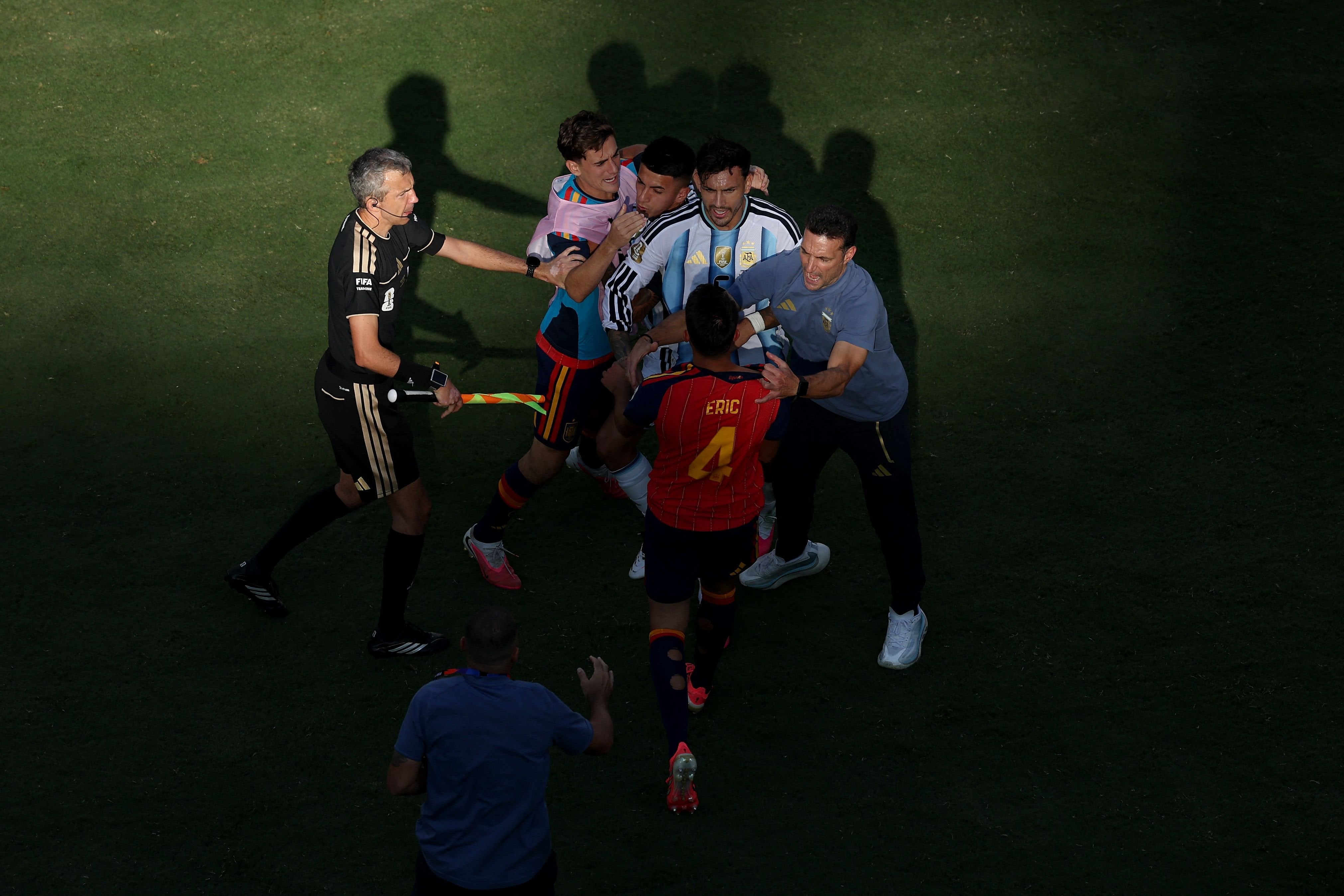 Incidentes en la final del Mundial: cruces y golpes entre Argentina y España