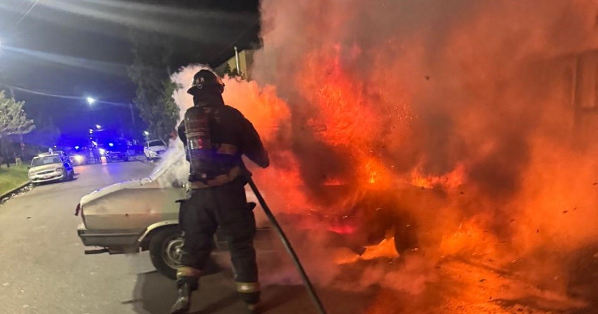 Tres autos quemados en menos de dos horas en distintos barrios de Rosario