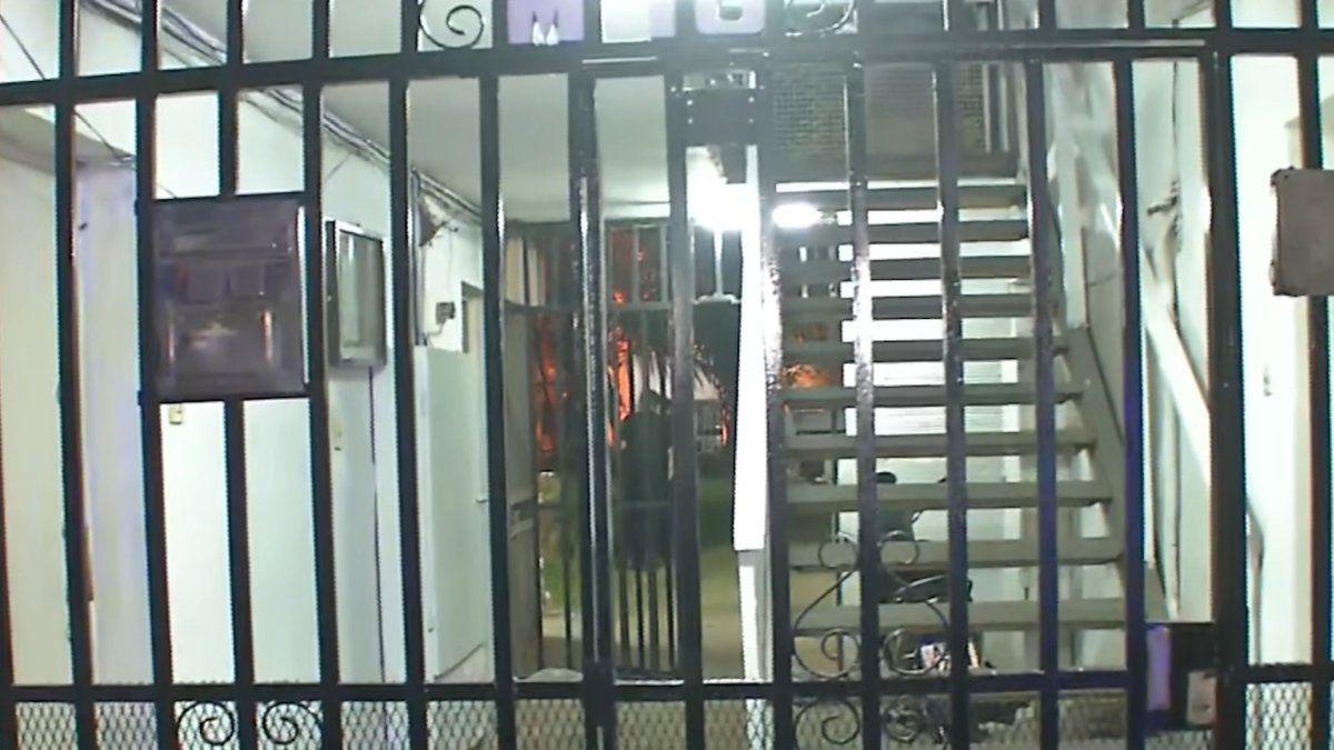 Hallan cuerpo en descomposición en monoblock de barrio Latinoamérica