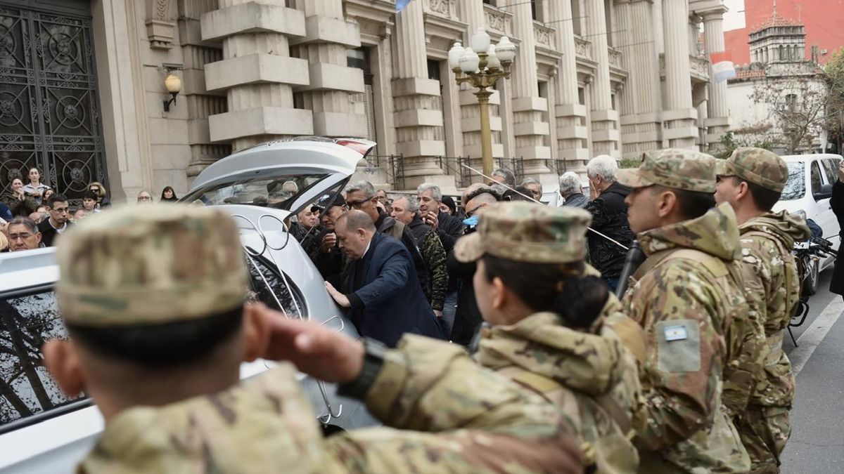 La despedida de Rubén Rada en Santa Fe: lágrimas y abrazos en la sede de la gobernación