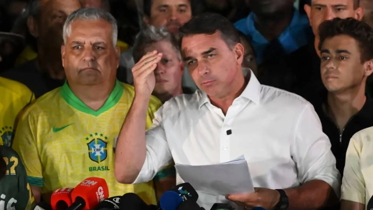 Flavio Bolsonaro se autoproclamó presidente electo y le agradeció a Milei