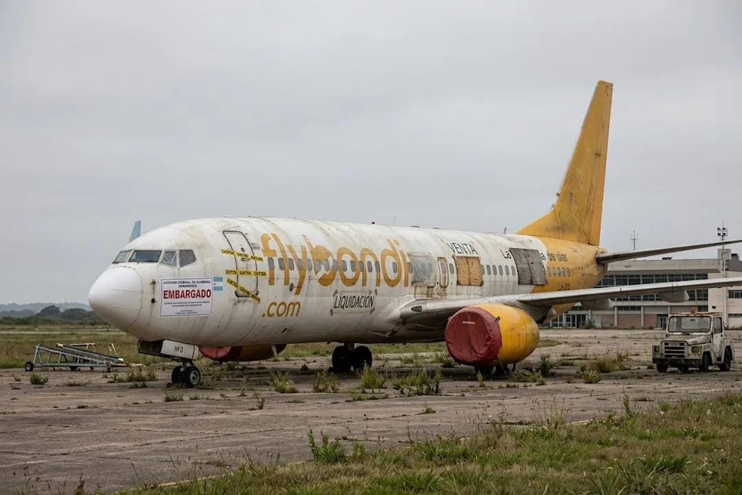 Flybondi en colapso: 12 días sin volar, deuda de US$19 millones y 400.000 pasajeros varados