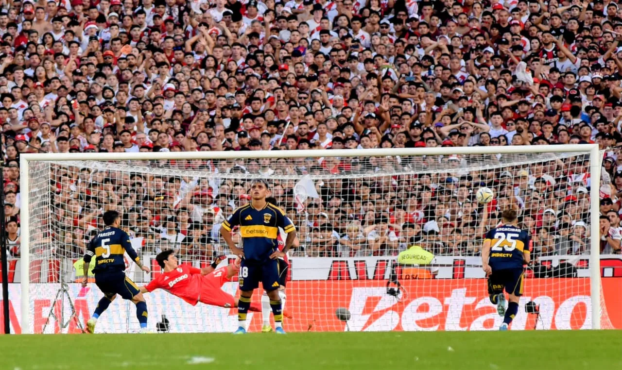 Boca venció a River 1-0 en el Monumental con penal de Paredes