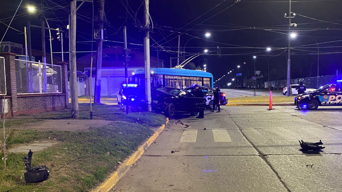 Choque violento en Rosario: un auto se estrelló contra una columna en Mendoza y Wilde