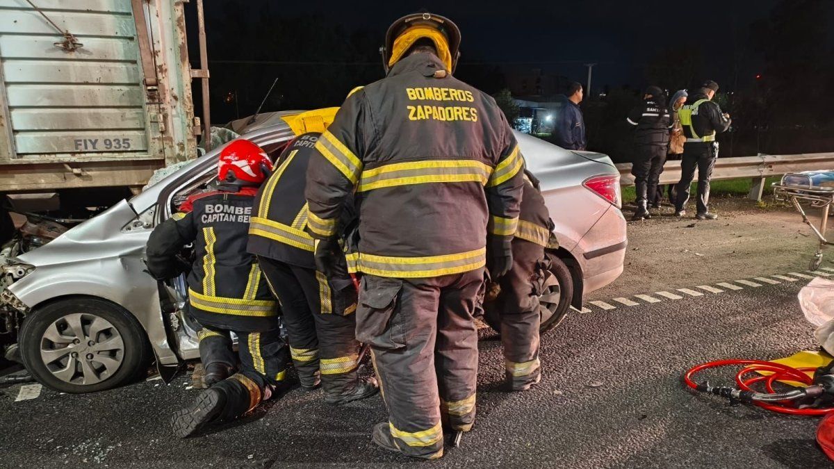 Choque en autopista Rosario-Santa Fe: hombre quedó atrapado tras impactar contra un camión