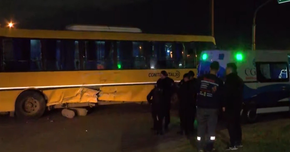 Choque entre camión y colectivo en acceso a Villa Gobernador Gálvez: una mujer operada de columna fue trasladada en ambulancia