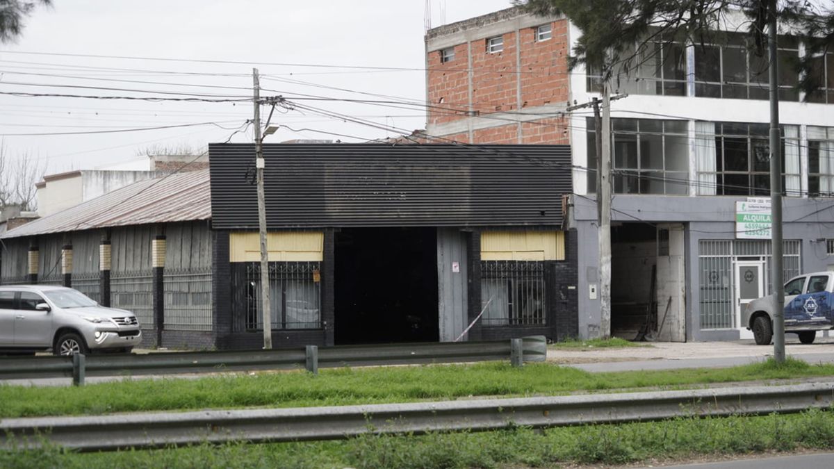 Balearon una concesionaria en Granadero Baigorria y dejaron una nota con nombre y apellido