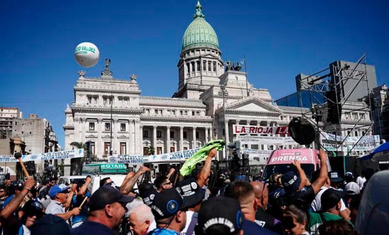 Gremios marchan contra el fallo de la Corte que derogó la Ley de Tierras