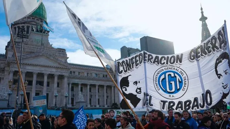 Marcha al Ministerio de Economía: CGT y gremios reclaman por deudas de familias