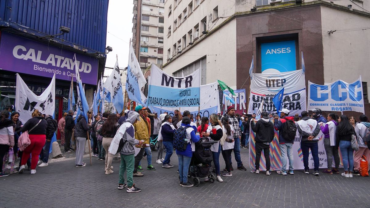 Gremios y organizaciones sociales cortan la Circunvalación de Rosario este miércoles