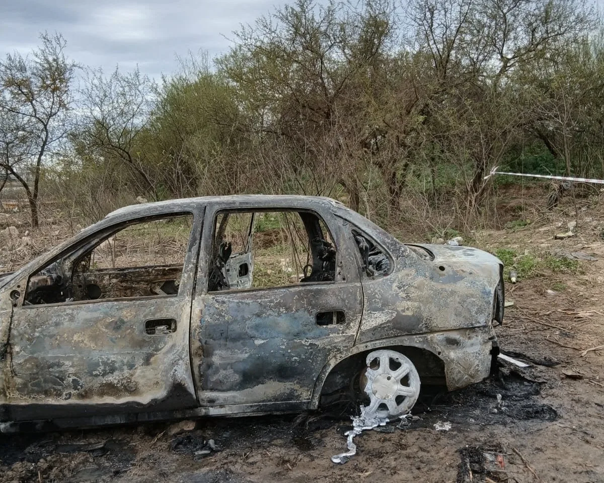 Dos cuerpos en un auto incendiado en Rosario: investigan femicidio seguido de suicidio