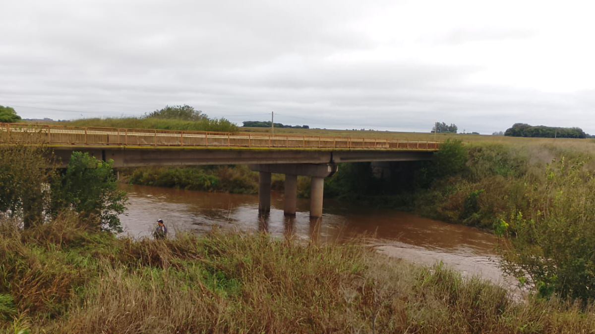 Milagro en Bigand: encontraron vivo al joven que cayo de un puente con su auto