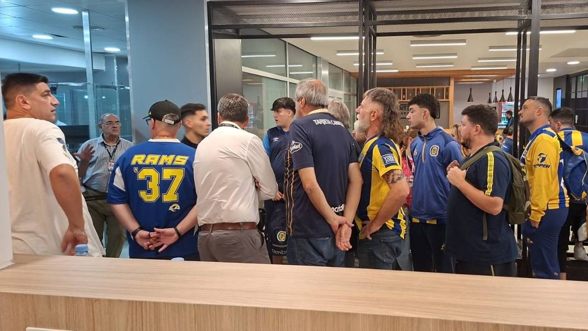 Hinchas de Central varados en Rosario: seis horas esperando el vuelo a Paraguay