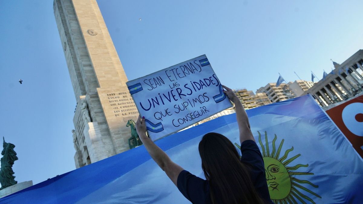 Paro docente en la UNR: siete días de huelga en agosto por salarios