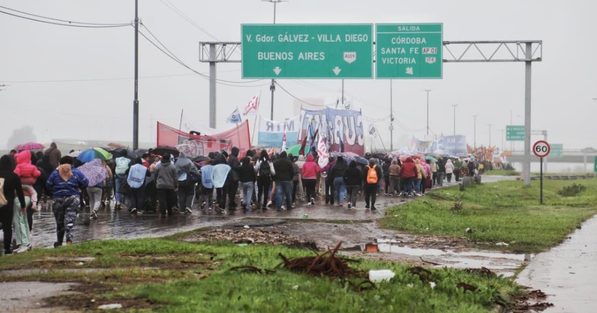Corte total en la autopista Rosario-Buenos Aires: el reclamo que paralizo el transito