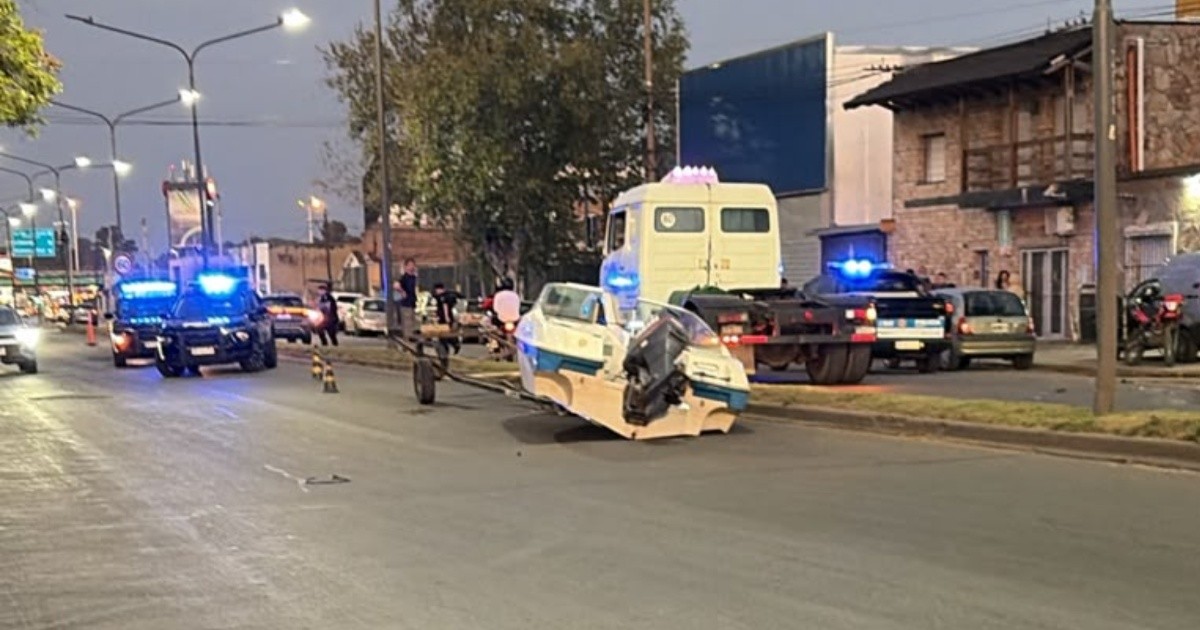 Iban al cine en familia: una lancha cayó sobre su camioneta en Rosario