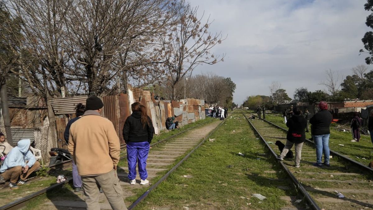 Hallaron muerto en las vías del tren en Rosario: investigan homicidio