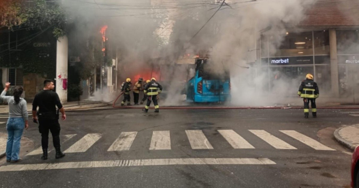 Se incendió un colectivo de la línea K en barrio Martin y quedó destruido