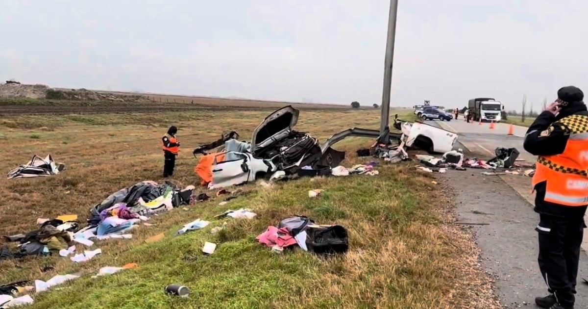 Tres muertos en la autopista Rosario-Córdoba: una Hilux se partió al medio