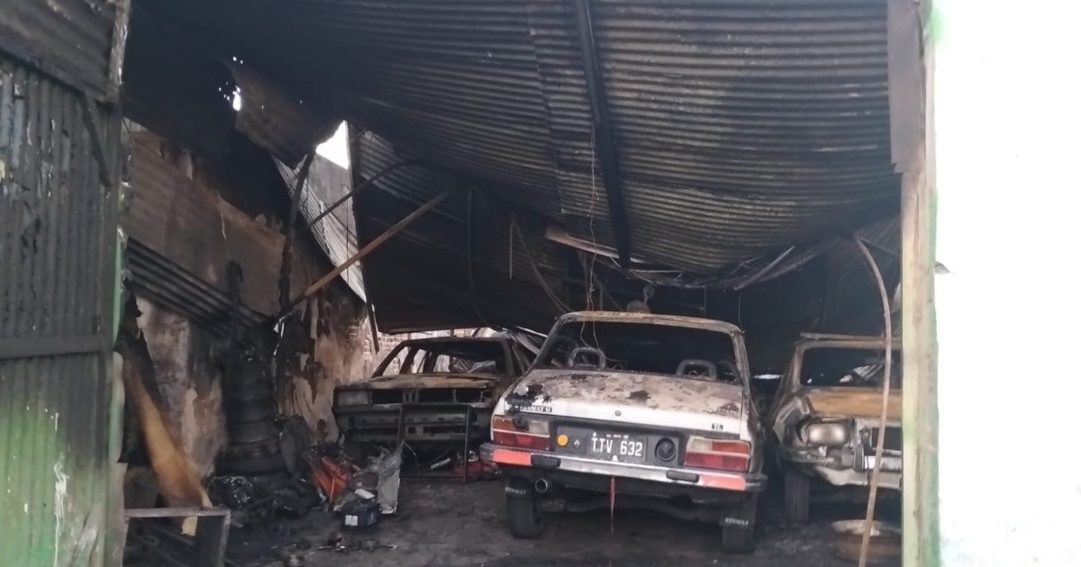 Incendio destruyó un taller mecánico en Rosario: 13 autos quemados y familia evacuada