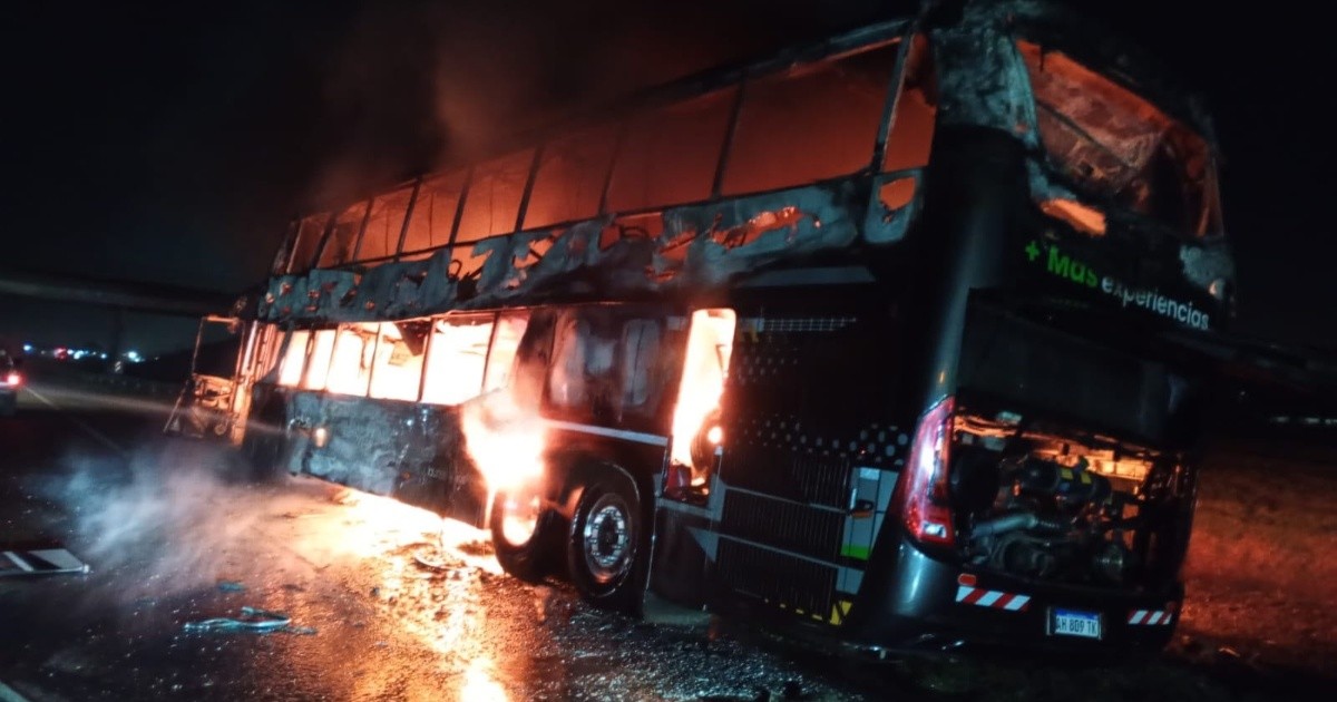 Incendio total de un colectivo en la autopista Rosario-Buenos Aires: sin pasajeros