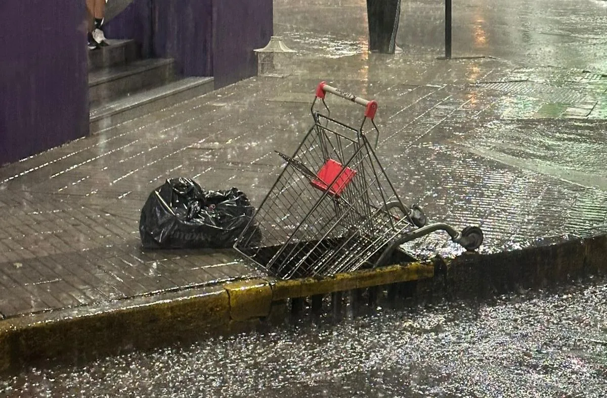 Rosario bajo agua: motociclista herido y caos por temporal que sacudió la ciudad