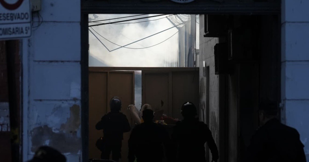Motín en comisaría 5ª de mujeres en Rosario: quema de colchones por visitas
