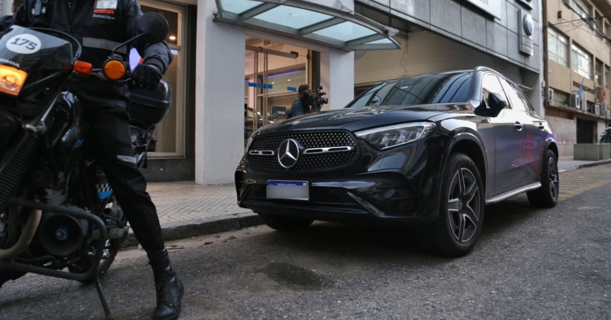 Frank Kudelka chocó contra una moto en Rosario: el DT de Newell's está bien