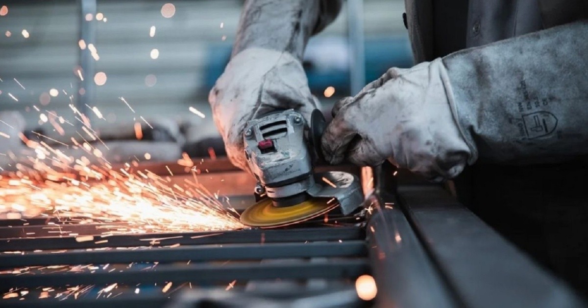 La industria metalúrgica acumula caída de 5,6% en 2026 con máquinas paradas