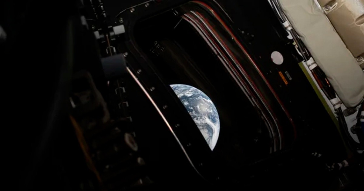 NASA difunde impactante imagen de la Tierra con aurora verde desde Artemis 2