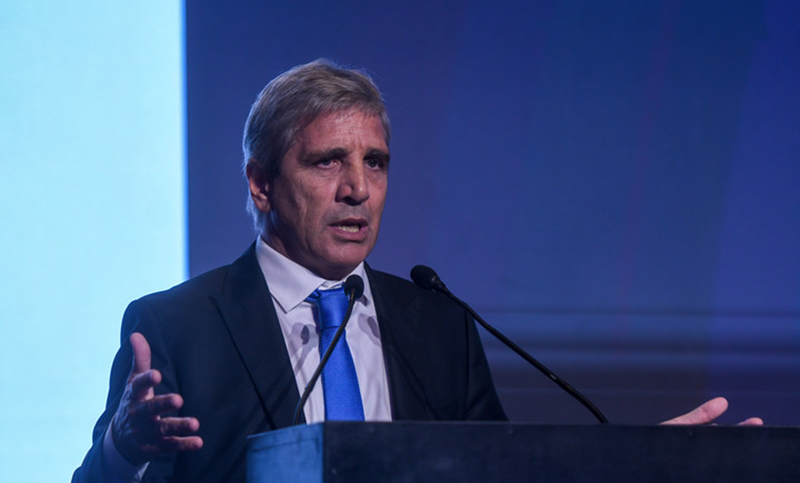 Caputo negó la recesión y culpó al kirchnerismo por el riesgo país