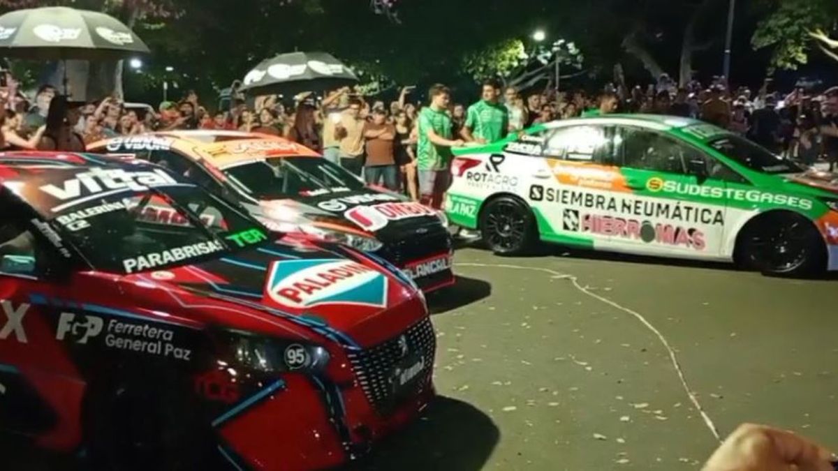 Turismo Nacional: multitud en parque Urquiza antes del espectáculo en Rosario