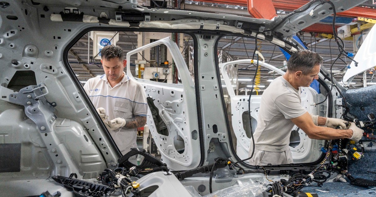 La industria automotriz cayó 18,3% en el primer semestre: el golpe de los autos chinos