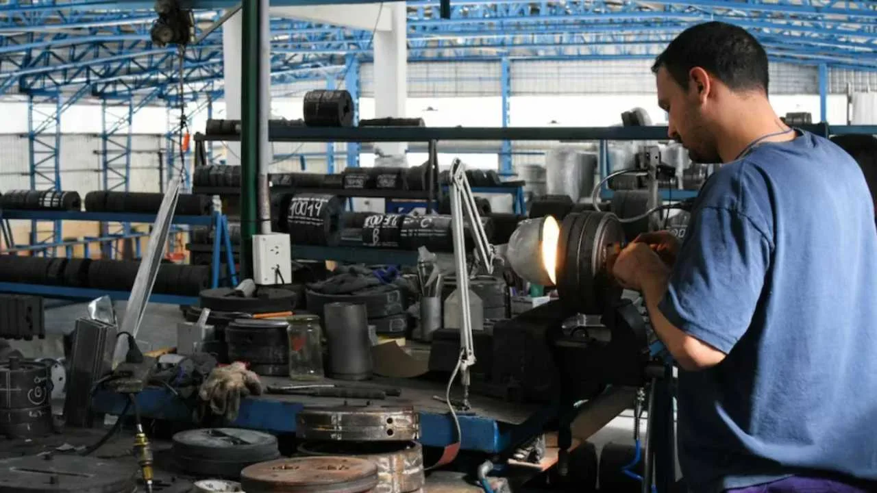 La industria cayó 5,7% interanual en mayo: textiles, maquinaria y autos, los más golpeados