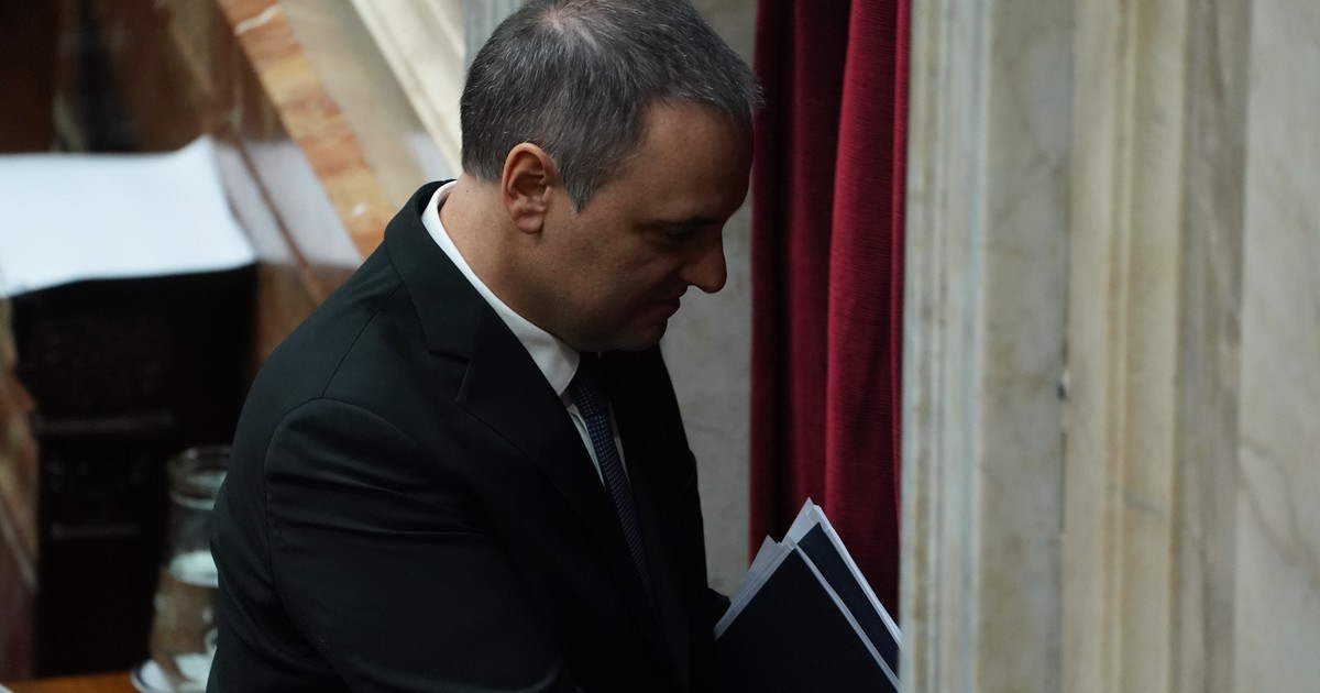 Restringen las salidas al exterior de Adorni por enriquecimiento ilícito