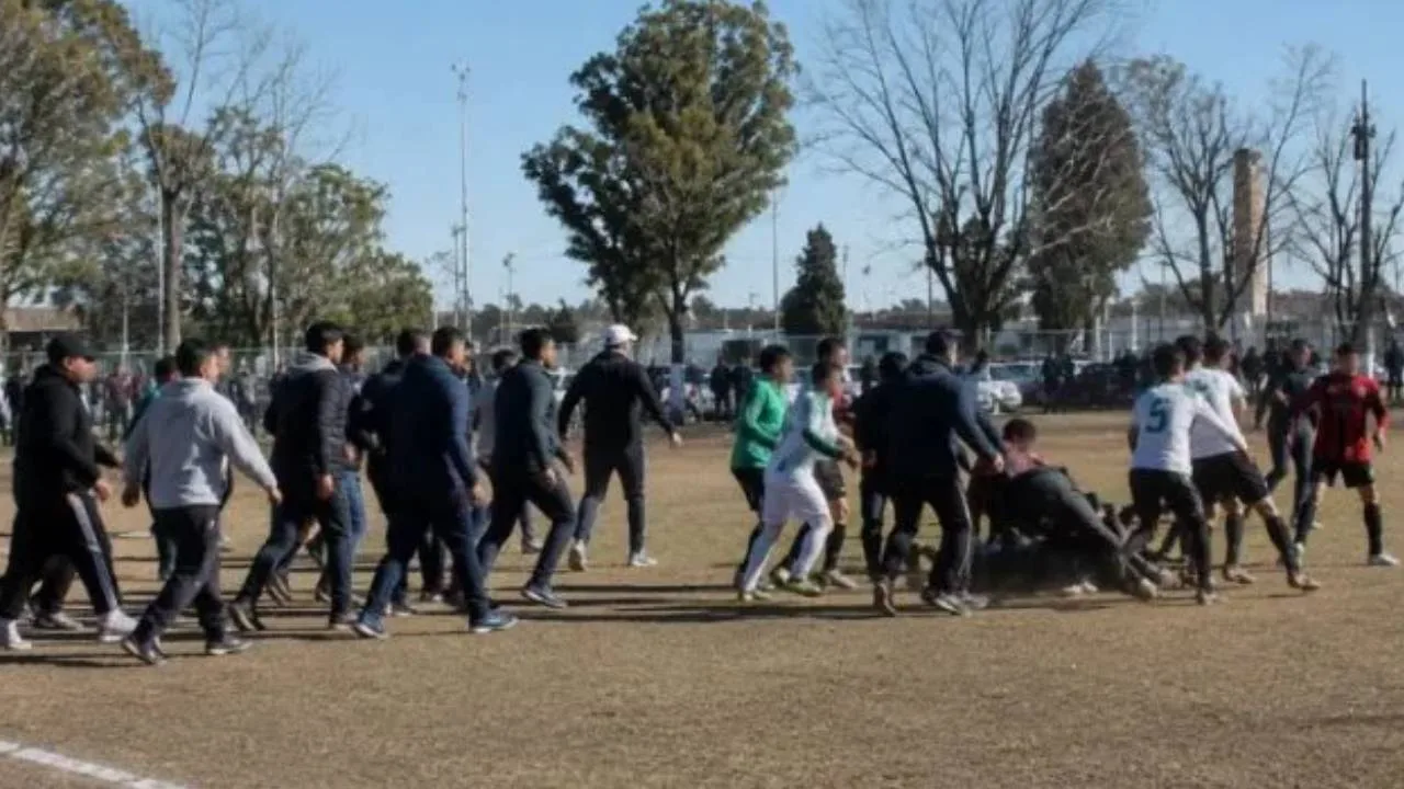 Violencia en el fútbol juvenil de Rosario: atacaron a árbitro de 17 años