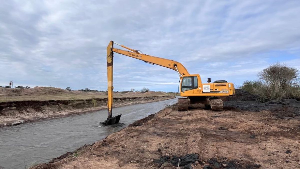 Avanzan obras de limpieza de canales rurales en General López