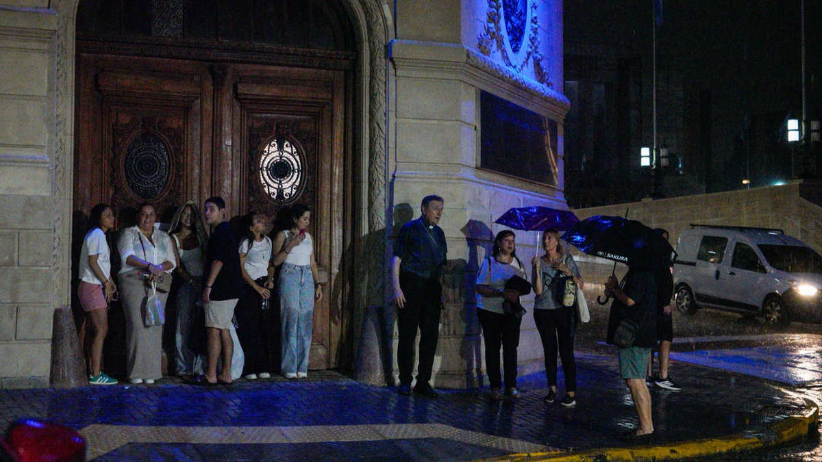 Suspenden el Vía Crucis en el Monumento a la Bandera por lluvia en Rosario