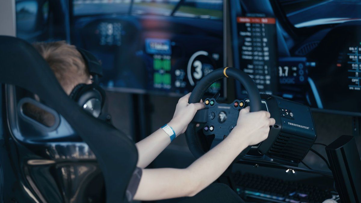Realidad virtual y simuladores de manejo llegan a Rosario como nuevo entretenimiento