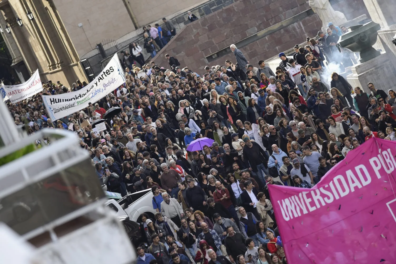 Marcha universitaria en Rosario: 'Milei, cumplí la ley' y veto
