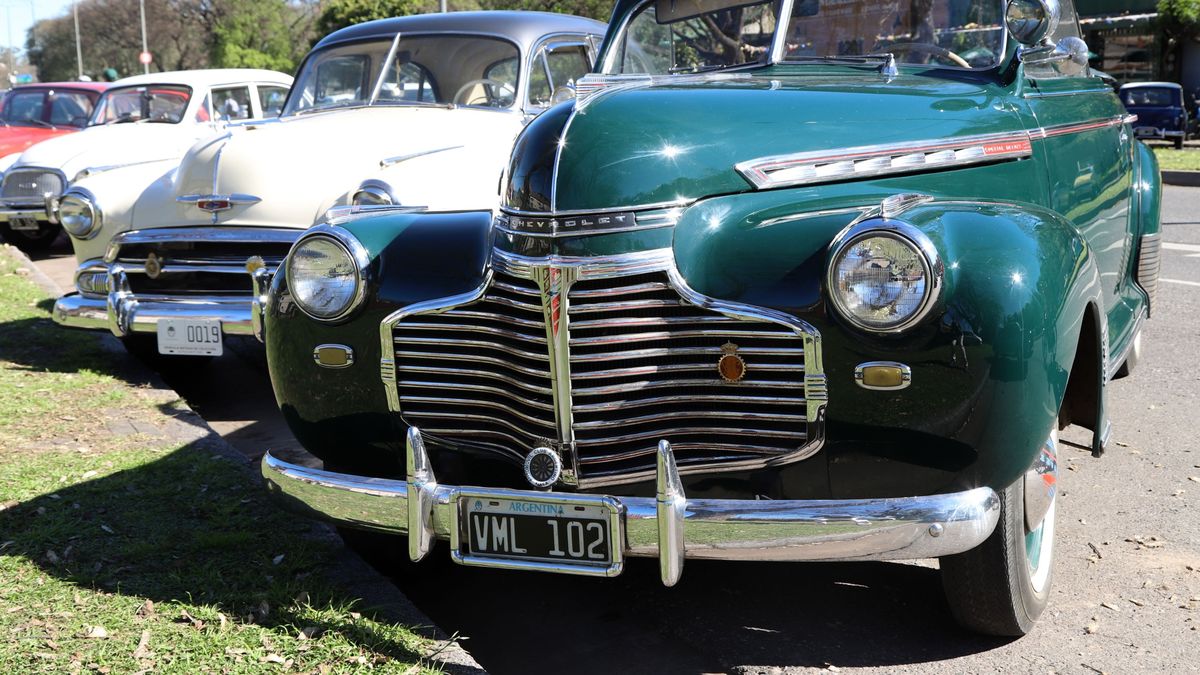 Santa Fe celebra 100 patentes de autos históricos con muestra en Rosario