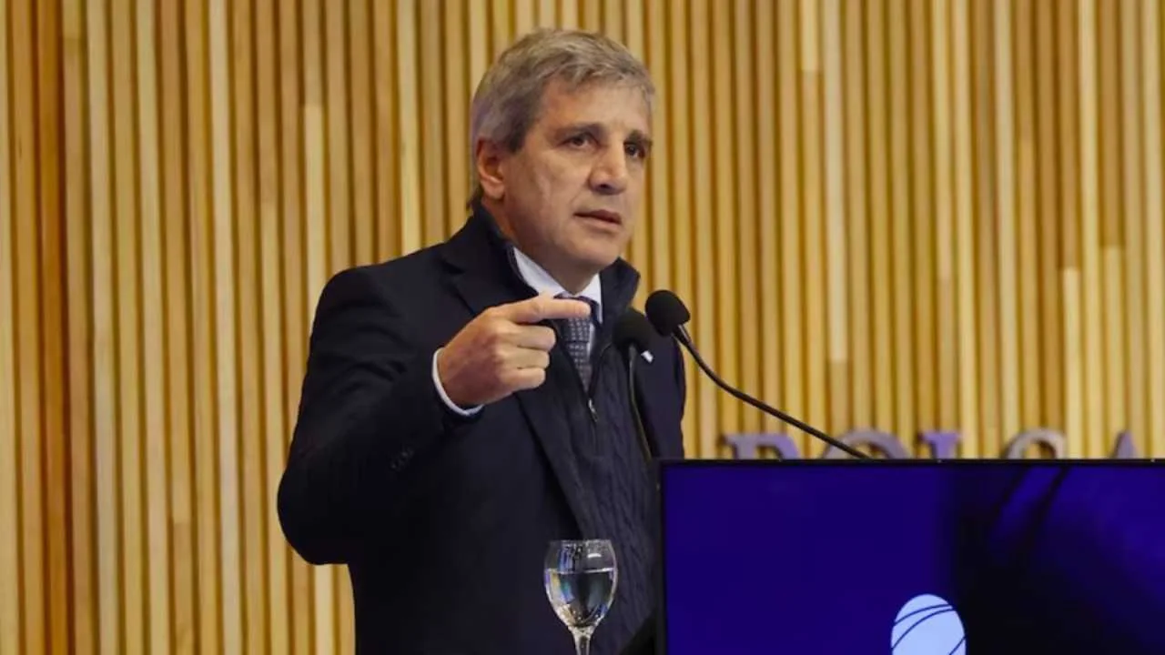 Caputo lanzó plan hipotecario con fondos de ANSES para 17.000 familias