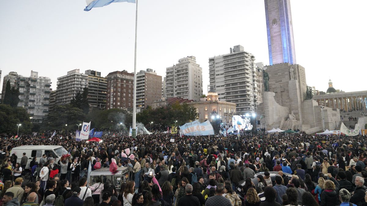 Marcha Federal Universitaria en Rosario: cortes de tránsito y reclamo a Milei