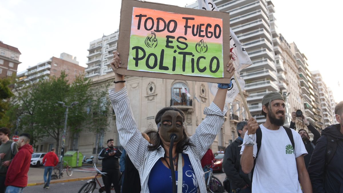 Lluvia o no, Rosario marcha contra la ley de propiedad privada de Milei