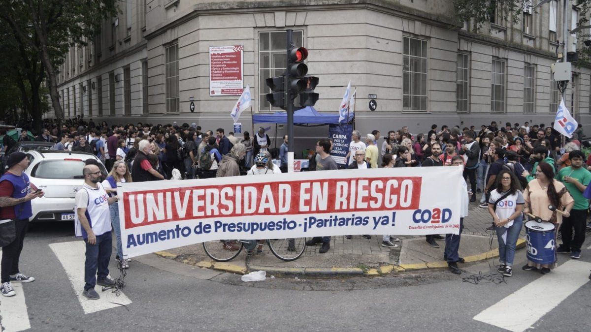 Docentes de la UNR mantienen la protesta tras 24 horas de ruidazo en Rosario