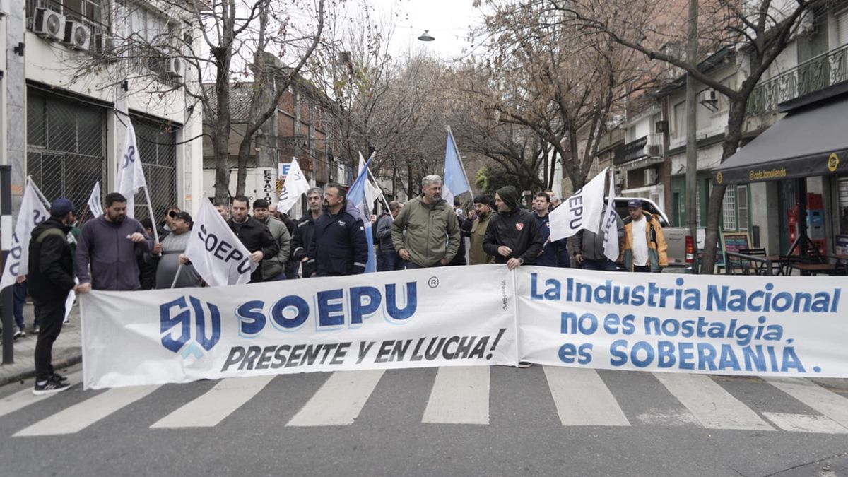 La única fábrica de caucho sintético del país en jaque: los trabajadores de Puerto San Martín van al Ministerio