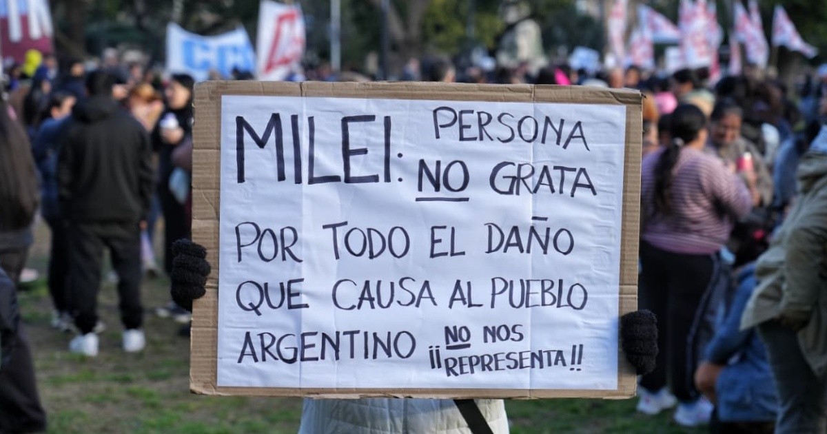 Milei en Rosario: marcha con vallado mínimo y tensión frente a la Bolsa de Comercio
