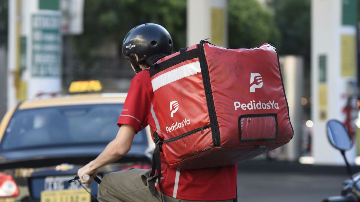 Motoqueros denuncian ante la ANC la compra de PedidosYa por Uber en Argentina